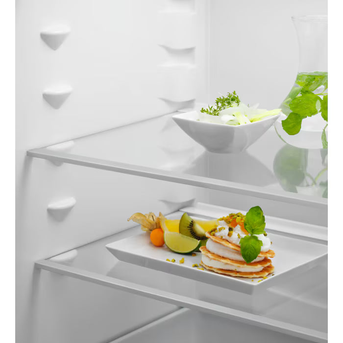 Electrolux 700 GreenZone 177cm Integrated Frost Free Fridge Freezer 257L with TwinTech No Frost | LNA7NE18S