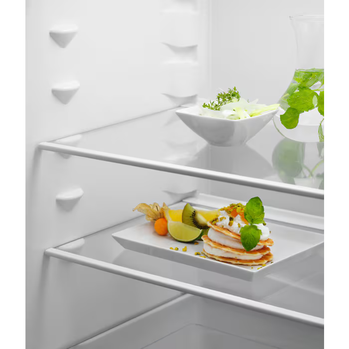 Electrolux 600 TwinTech No Frost Integrated 195/62Lt Fridge Freezer | LNT6NE18S
